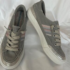 Gray Canvas Low-Top Sneakers with Pastel Stripe Accent
